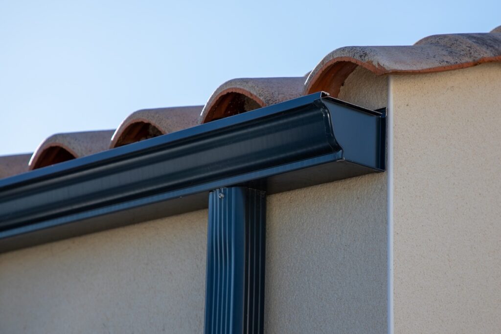 black seamless gutter