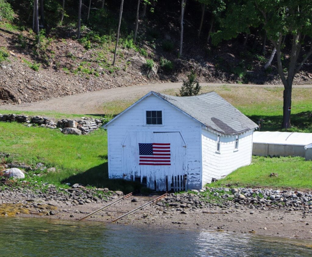 how to fix a sagging roof small boat house next to river