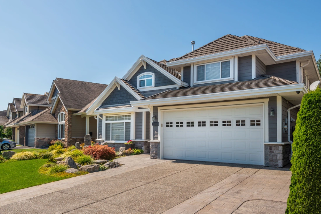 North Bay home with a Class A asphalt-shingle roof